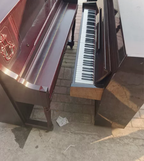 出售钢琴3个，看上的私聊，标价单个价格 感...