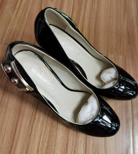 红蜻蜓黑色浅口、高跟、亮皮、防水台单鞋，3...