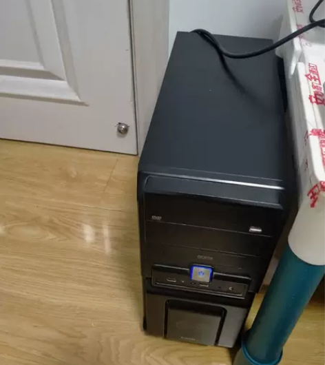 机箱显示器一套300元一套自取不讲价！只要...