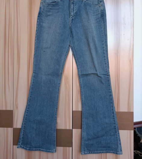 李维斯喇叭腿牛仔裤,两个颜色号码齐全 腰围...