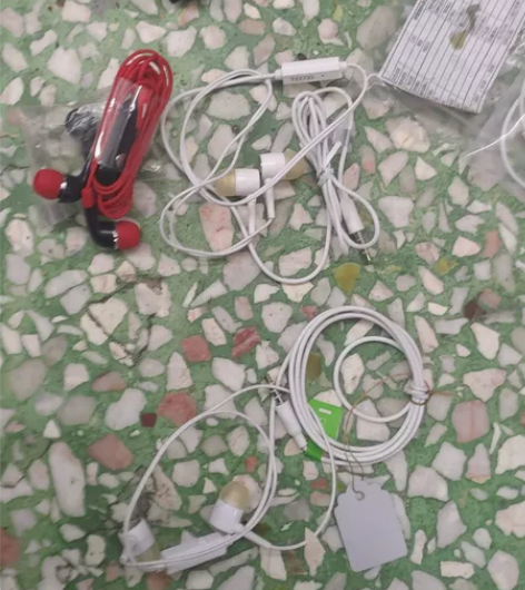 耳机3条，2条白色是一加的，一条是传音代工...