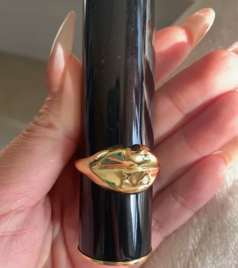 如图口红，膏体有一小处划痕，正品怀疑请绕道...