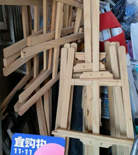 全新画架  还有4个  自提 感兴趣的话点...