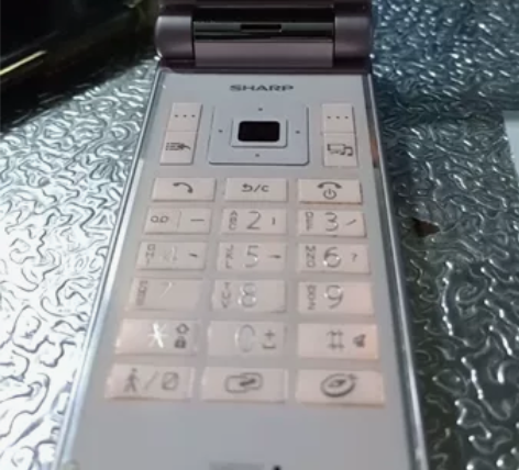 夏普9020C粉色手机一部。 插卡开机使用...