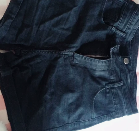 出女士短裤 几乎全新，买回来就穿了一次 面...