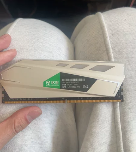 铭瑄ddr4 2400 8g内存 灯条 不...