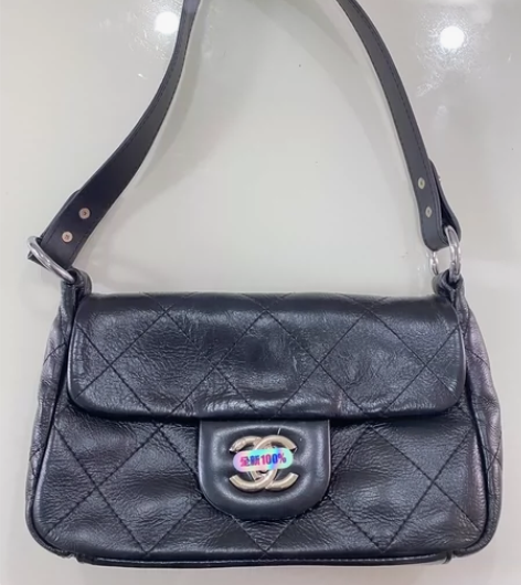 香奶奶手提包，98新真皮皮质很软，质量很好...