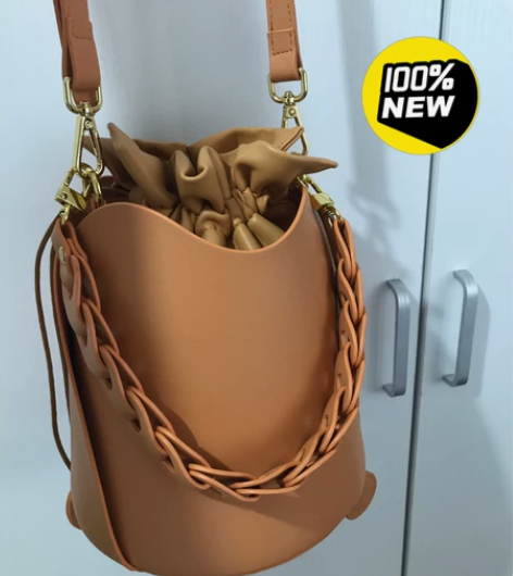 转卖个人手提包，斜挎包，包包容量很大，背上...