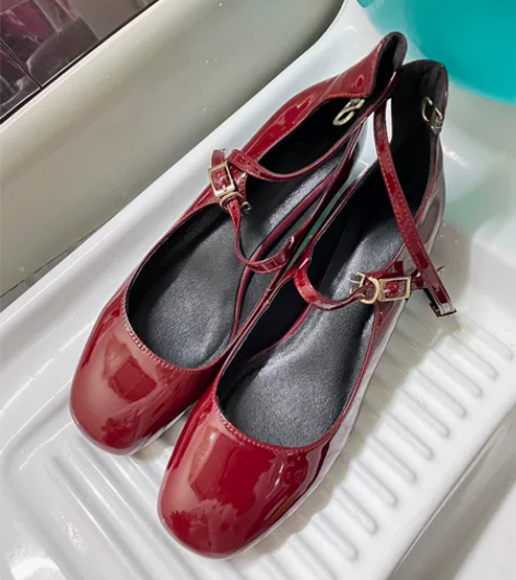 全新单鞋，跟约3cm 感兴趣的话点“我想要...