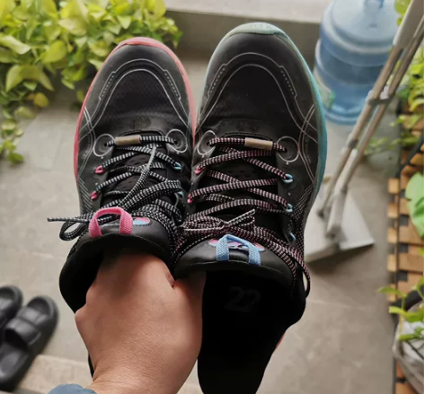 李宁驭帅14低帮  鞋底完全无磨损，鞋子清...