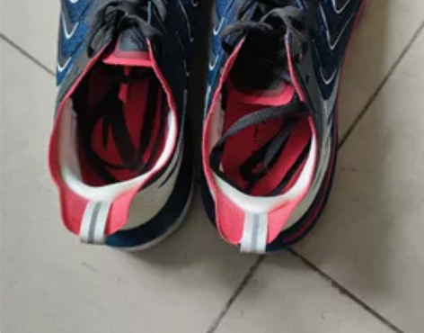 安踏马赫一代，很少穿着且刚洗完，几乎无磨损...