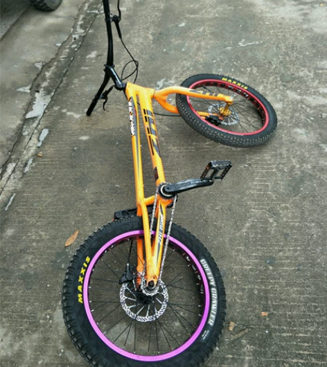 攀爬自行车，按时车店保养车。配件绝对耐用扛...