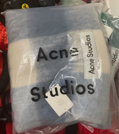 acne 奶蓝色围巾，全新，更多颜色进主页...