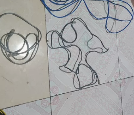 大概3.8米一根的网线，还有两根不到两米的...