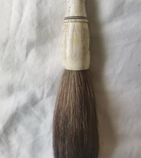 牛骨红木杆老毛笔一支，笔斗、笔挂为牛骨，笔...