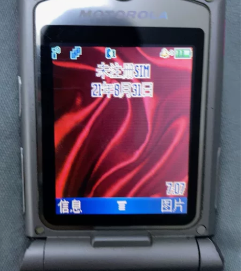 摩托罗拉V3正常使用痕迹，功能全好 感兴趣...