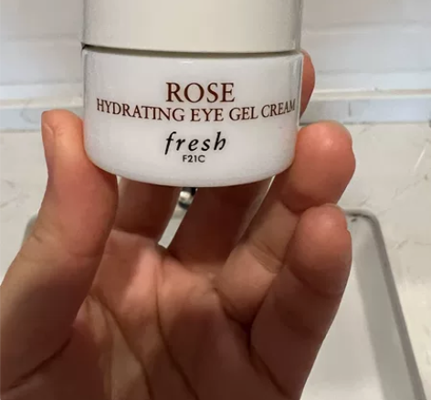 Fresh玫瑰眼霜 用了一点 不适合自己的...