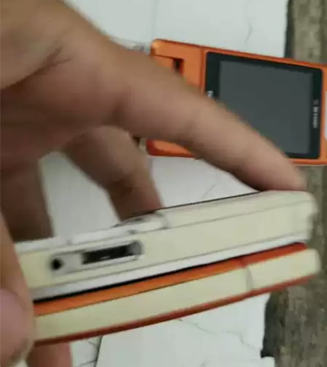 出两个夏普手机,没电池和后盖,配件出。 感...
