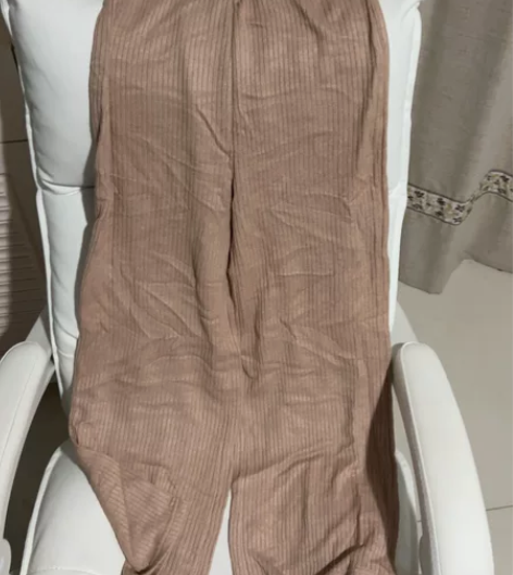 针织阔腿裤 感兴趣的话点“我想要”和我私聊...