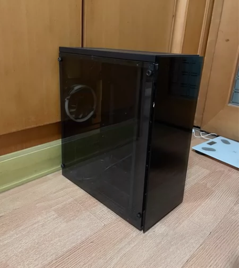 电脑机箱 双面钢化玻璃侧透机箱 脚少了两个...