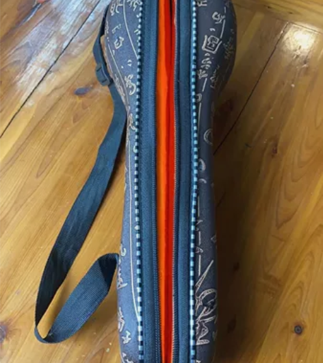 一只葫芦丝盒子。44*12.5厘米 感兴趣...