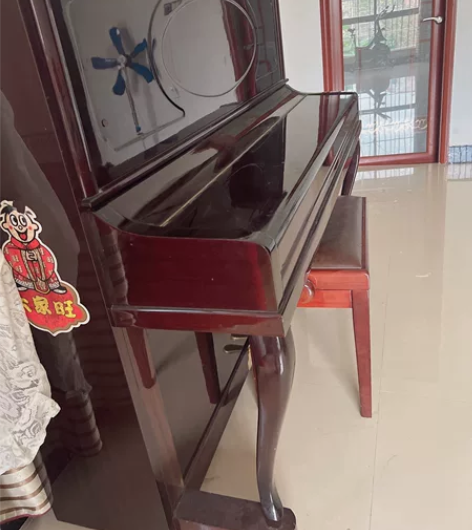 寻找钢琴主人。一切正常使用。包括凳子。防潮...