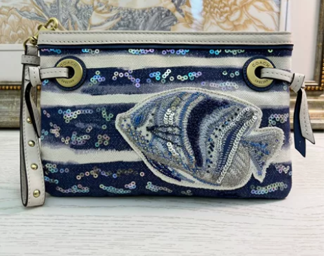 【正品】coach刺绣亮片手拿包海洋风女士...