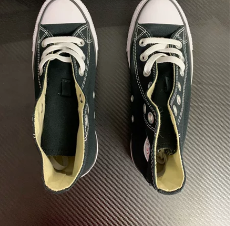 匡威帆布鞋经典款，黑色高帮36码，成色全新...