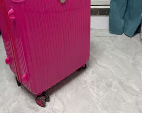 迪士尼，旅行箱，专卖店买的，24寸，颜色太...