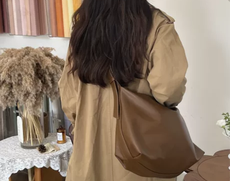 伍叁贰  斜挎托特包 买了几天而已，很新很...