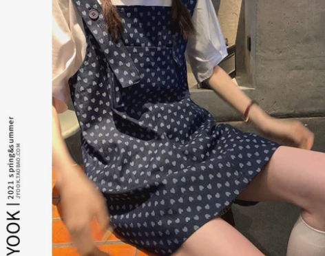 牛仔背带裙，L码的。买来洗了一下，一次没穿...