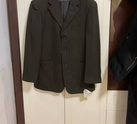 清仓西服，各种尺码都有，单价50，想要可以...