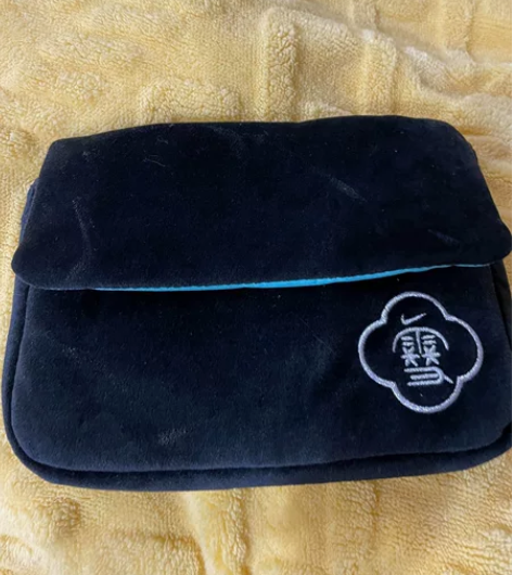 nike运动手拿包，丝绒面 感兴趣的话点“...