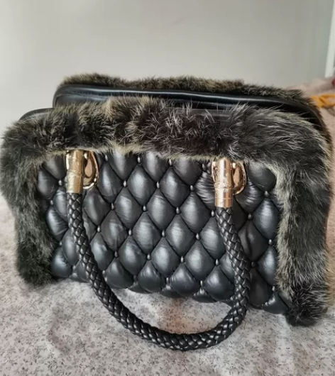 黑色羊皮毛边女式手提包,高端大气,特别适合...