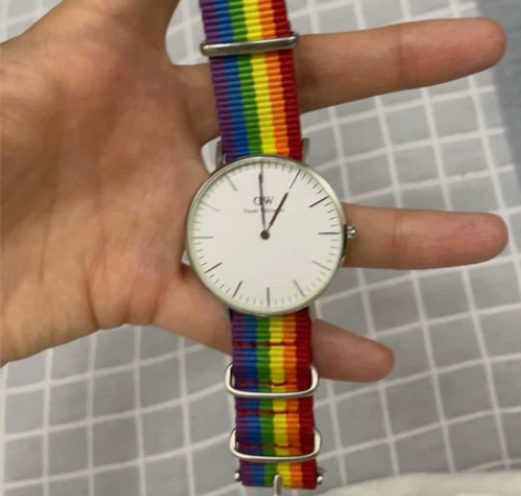 DW手表，表带换过，原表带为深蓝白色，电池...