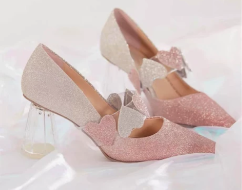 基本全新，拍婚纱照的时候穿了一会儿，大概一...