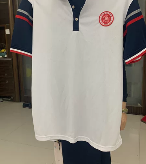 出全新全套校服，刚买一次都没穿过，可刀。 ...