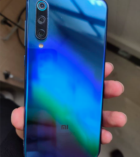 小米9se,手机外观处摄像头有划痕其余地方...