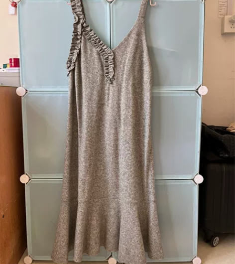 全新灰色羊绒背带裙 适合小个子女生 35元...