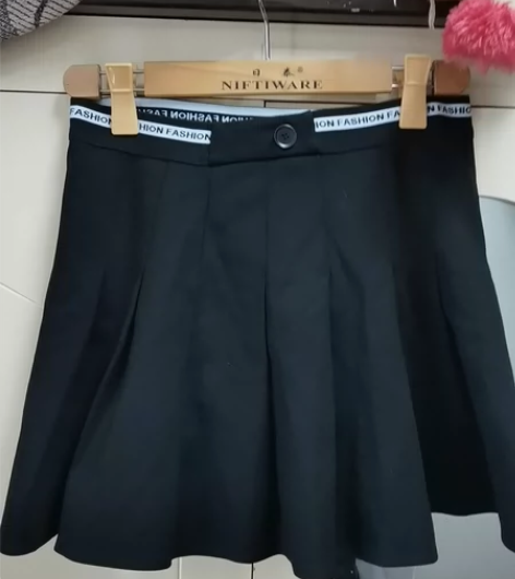 全新百褶裙原价一百五 感兴趣的话点“我想要...