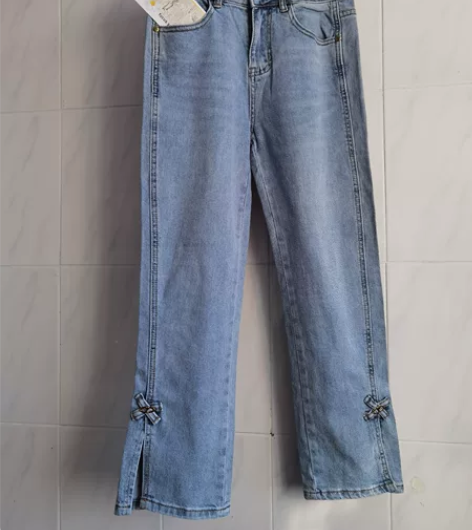 牛仔裤,裤裤有型,实用美观大方。 有直筒裤...