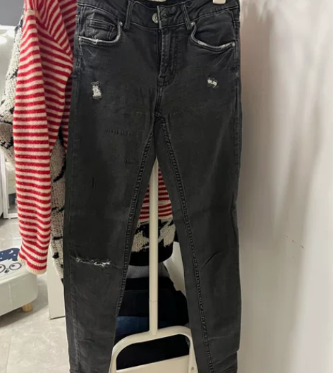 Bershka膝盖破洞牛仔裤XS码 腰围6...