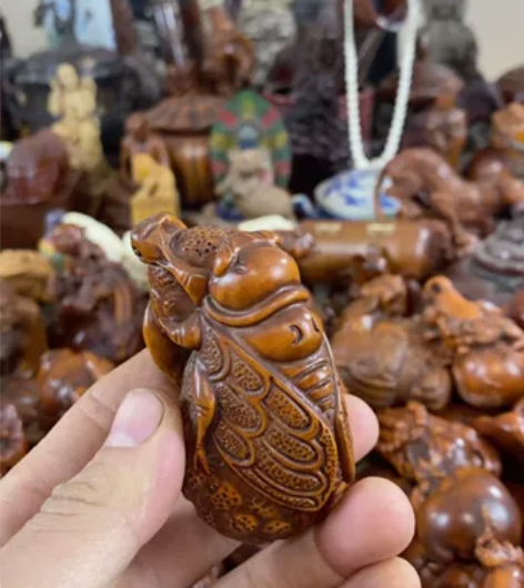 小叶黄杨木雕一鸣惊人手把摆件，八公分，不议...