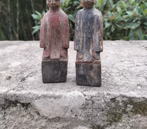 清代川工木雕人物像两尊， 喜欢的老板请联系。