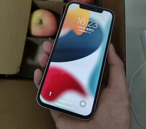 出女友自用苹果12一台，白色，128g，有...