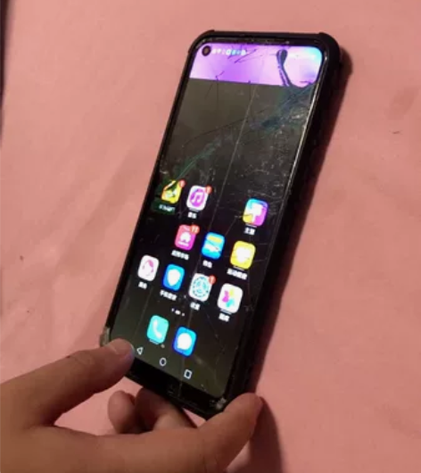 荣耀play3 4+64屏幕爆,功能方面除...