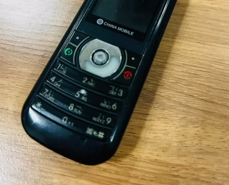 摩托罗拉 w206，我的第一台手机，07年...