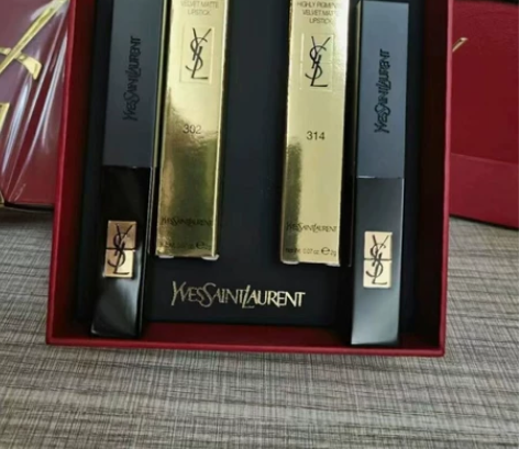 圣罗兰小黑条口红两件套配礼袋。 色号：30...