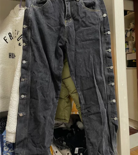 大牌扣金属黑色宽松牛仔裤，70以内腰围可以...