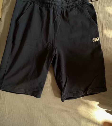 正品藏蓝色新百伦短裤，有一点点掉色了，便宜...